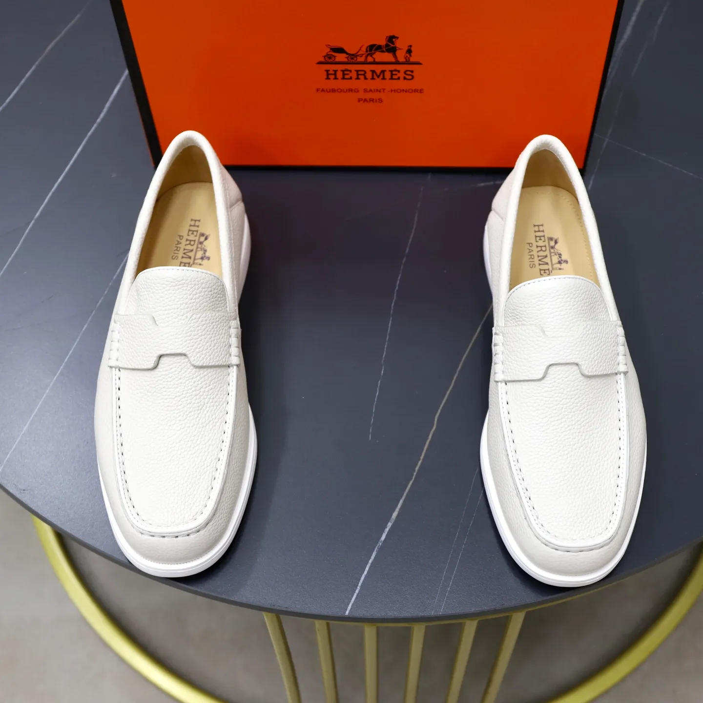 Ex-factory price: 560💰Hermès/Hermès slip-on men's shoes. This shoe is made of imported pebbled cowhide. It has simple and smooth lines and is combined with aerodynamically designed 3CM rubber foam ultra-light soles! Youthful and fashionable, classic H-shaped hardware buckle decoration, calf lining gently wraps the feet, with logo cowhide feet, casual and urban style, highlighting youthful vitality, sports and leisure version, super versatile, code number: 38-39-40-41-42-43-44 standard leather shoe size (45 can be customized but does not support returns)